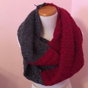 Beautiful Handmade Infinity Scarf 🧣 🧶 O-H